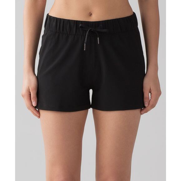 Lululemon On The Fly Shorts Woven 2.5" Black sz 4 - Picture 1 of 7